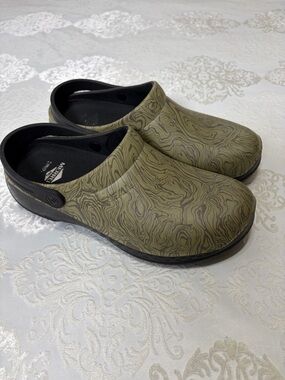 Merrell Men’s Encore Service Pro Work Clogs Green Topographic Pattern Size 12